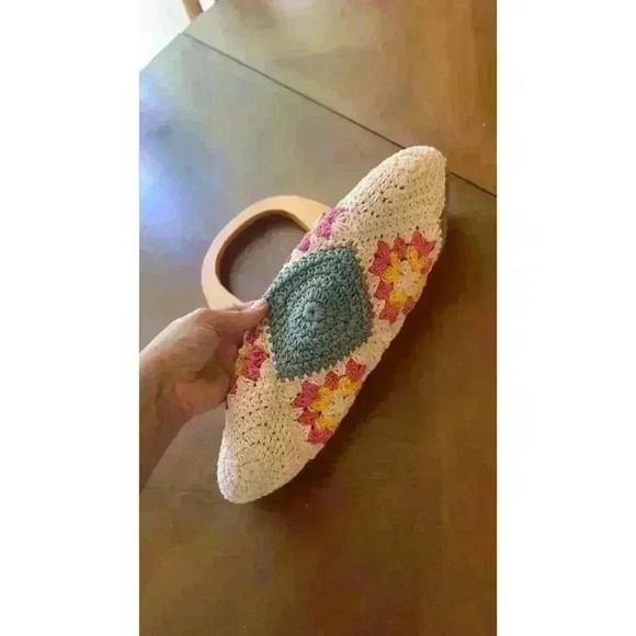 Boho crocheted flower handbag with wooden handles - Picture 3 of 7